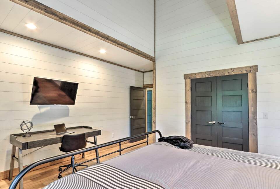 Immaculate Modern Mountain Escape On The Lake - Morganton, Georgia