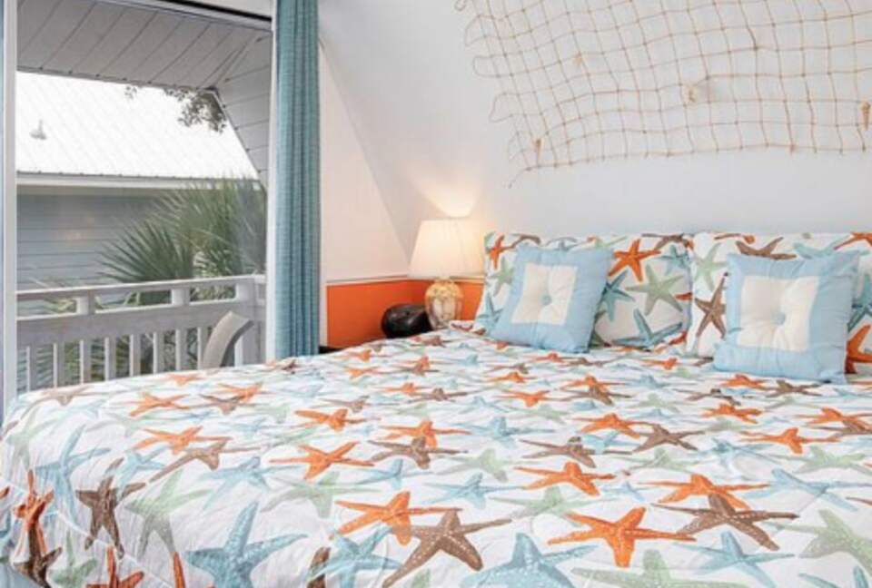 Destin Getaway - Walk To The Beach! - Destin, Florida