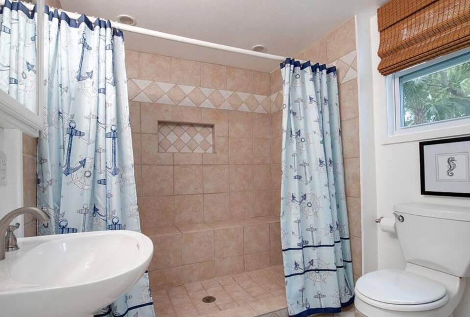 Destin Getaway - Walk To The Beach! - Destin, Florida