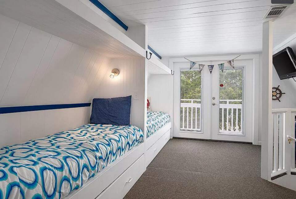 Destin Getaway - Walk To The Beach! - Destin, Florida