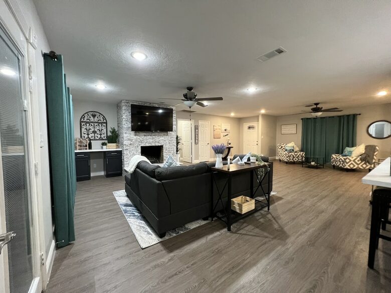 Seabrook Beach Retreat | 5 minutes from Kemah Boardwalk and NASA with Private Pool - Seabrook, Texas