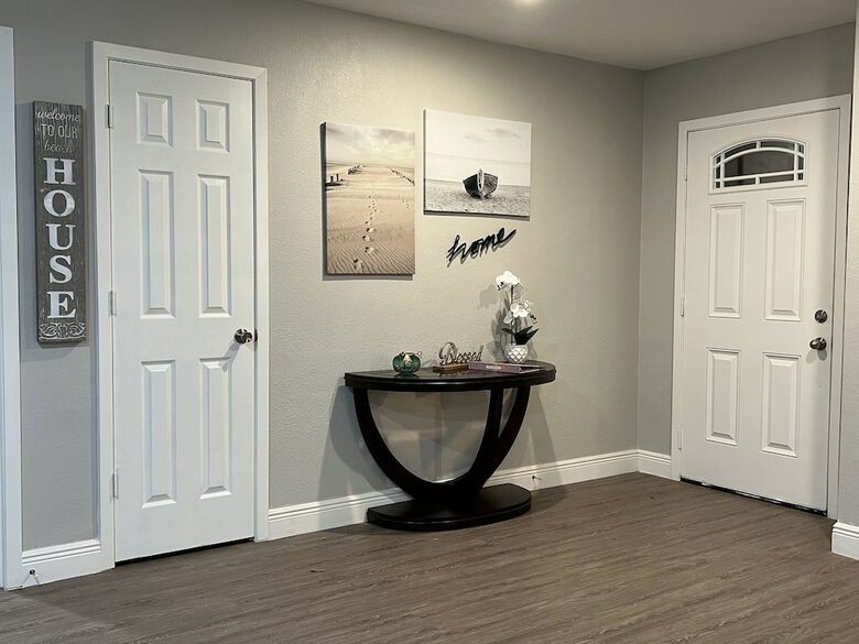 Seabrook Beach Retreat | 5 minutes from Kemah Boardwalk and NASA with Private Pool - Seabrook, Texas