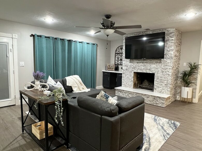 Seabrook Beach Retreat | 5 minutes from Kemah Boardwalk and NASA with Private Pool - Seabrook, Texas