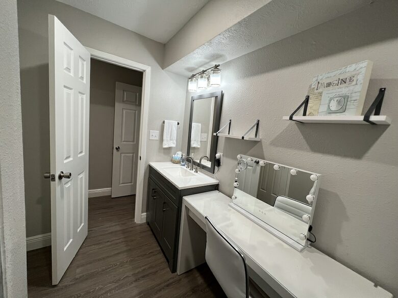 Seabrook Beach Retreat | 5 minutes from Kemah Boardwalk and NASA with Private Pool - Seabrook, Texas