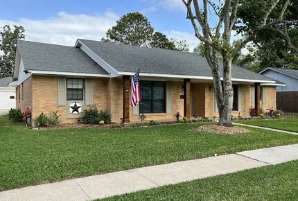 Seabrook Beach Retreat | 5 minutes from Kemah Boardwalk and NASA with Private Pool - Seabrook, Texas