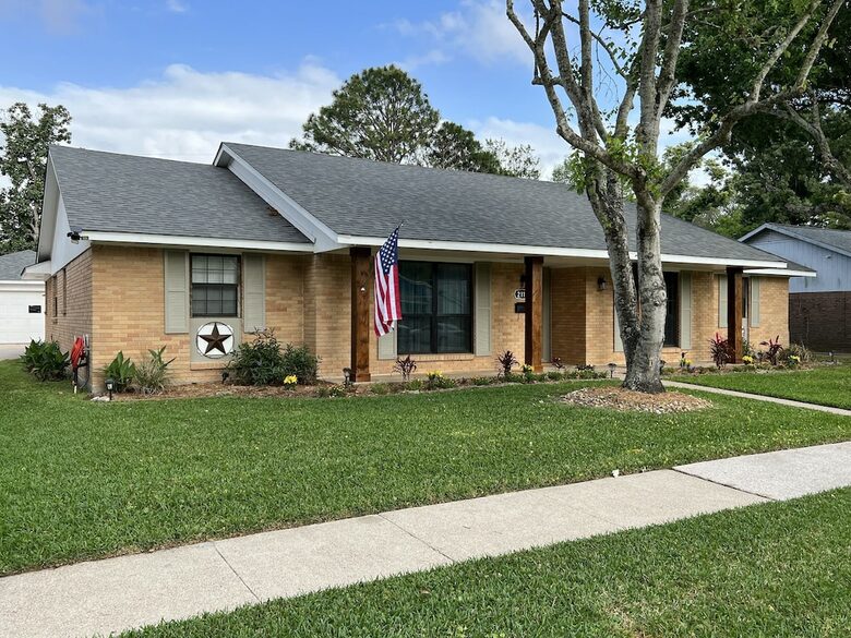 Seabrook Beach Retreat | 5 minutes from Kemah Boardwalk and NASA with Private Pool - Seabrook, Texas