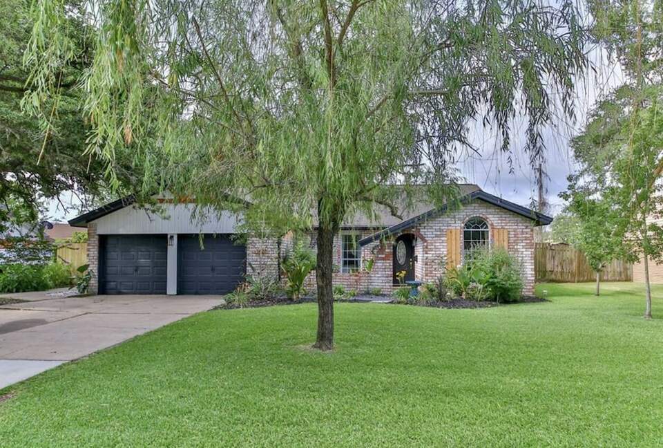 Seabrook Beach Getaway | 5 minutes from Kemah Boardwalk and NASA with a Private Pool - Seabrook, Texas