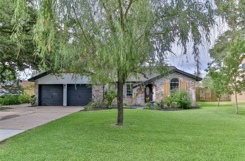 Seabrook Beach Getaway | 5 minutes from Kemah Boardwalk and NASA with a Private Pool - Seabrook, Texas