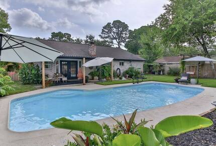 Seabrook Beach Getaway | 5 minutes from Kemah Boardwalk and NASA with a Private Pool - Seabrook, Texas