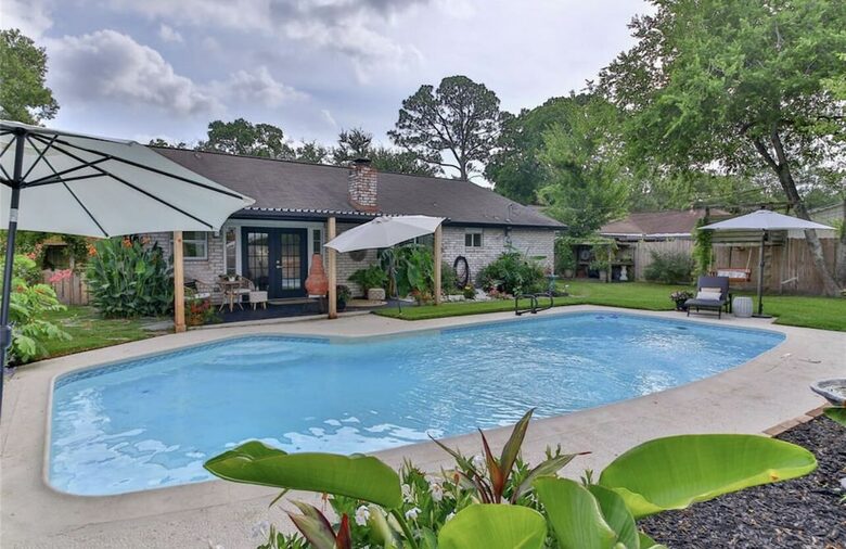 Seabrook Beach Getaway | 5 minutes from Kemah Boardwalk and NASA with a Private Pool - Seabrook, Texas