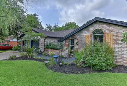 Seabrook Beach Getaway | 5 minutes from Kemah Boardwalk and NASA with a Private Pool - Seabrook, Texas