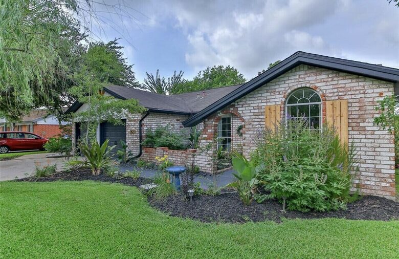 Seabrook Beach Getaway | 5 minutes from Kemah Boardwalk and NASA with a Private Pool - Seabrook, Texas