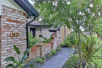 Seabrook Beach Getaway | 5 minutes from Kemah Boardwalk and NASA with a Private Pool - Seabrook, Texas