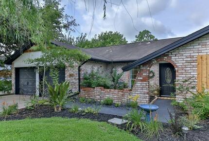 Seabrook Beach Getaway | 5 minutes from Kemah Boardwalk and NASA with a Private Pool - Seabrook, Texas