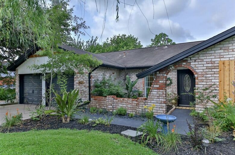 Seabrook Beach Getaway | 5 minutes from Kemah Boardwalk and NASA with a Private Pool - Seabrook, Texas