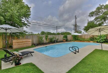 Seabrook Beach Getaway | 5 minutes from Kemah Boardwalk and NASA with a Private Pool - Seabrook, Texas