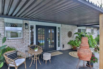 Seabrook Beach Getaway | 5 minutes from Kemah Boardwalk and NASA with a Private Pool - Seabrook, Texas