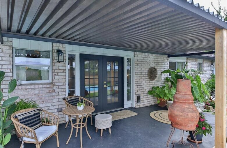 Seabrook Beach Getaway | 5 minutes from Kemah Boardwalk and NASA with a Private Pool - Seabrook, Texas