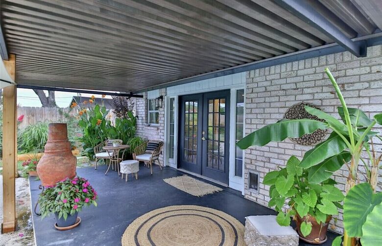 Seabrook Beach Getaway | 5 minutes from Kemah Boardwalk and NASA with a Private Pool - Seabrook, Texas