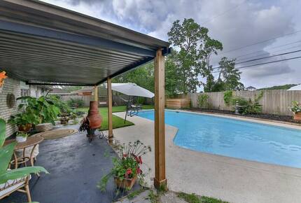 Seabrook Beach Getaway | 5 minutes from Kemah Boardwalk and NASA with a Private Pool - Seabrook, Texas