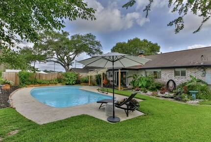 Seabrook Beach Getaway | 5 minutes from Kemah Boardwalk and NASA with a Private Pool - Seabrook, Texas