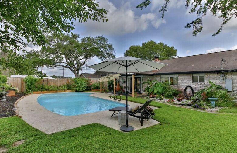 Seabrook Beach Getaway | 5 minutes from Kemah Boardwalk and NASA with a Private Pool - Seabrook, Texas