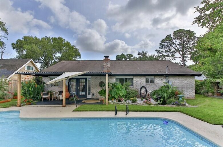 Seabrook Beach Getaway | 5 minutes from Kemah Boardwalk and NASA with a Private Pool - Seabrook, Texas