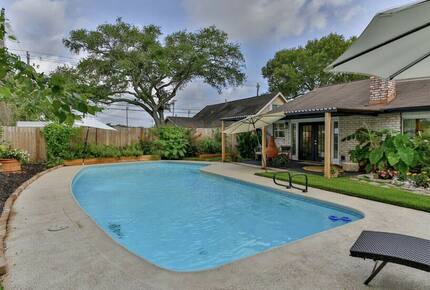Seabrook Beach Getaway | 5 minutes from Kemah Boardwalk and NASA with a Private Pool - Seabrook, Texas