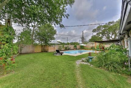 Seabrook Beach Getaway | 5 minutes from Kemah Boardwalk and NASA with a Private Pool - Seabrook, Texas