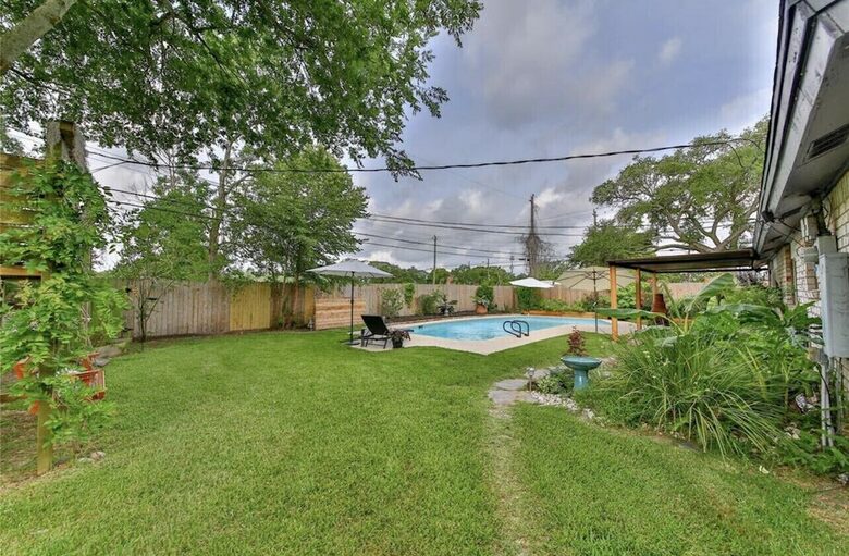 Seabrook Beach Getaway | 5 minutes from Kemah Boardwalk and NASA with a Private Pool - Seabrook, Texas