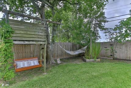 Seabrook Beach Getaway | 5 minutes from Kemah Boardwalk and NASA with a Private Pool - Seabrook, Texas