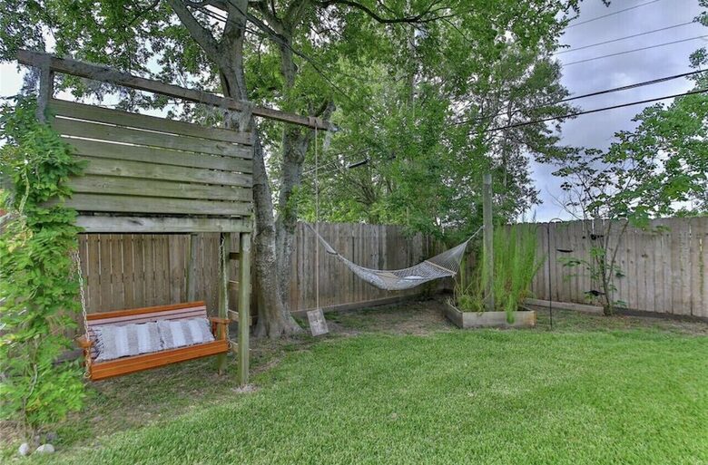 Seabrook Beach Getaway | 5 minutes from Kemah Boardwalk and NASA with a Private Pool - Seabrook, Texas