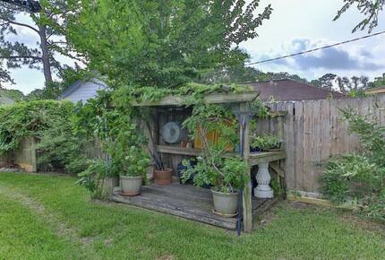 Seabrook Beach Getaway | 5 minutes from Kemah Boardwalk and NASA with a Private Pool - Seabrook, Texas