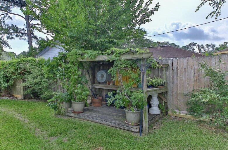 Seabrook Beach Getaway | 5 minutes from Kemah Boardwalk and NASA with a Private Pool - Seabrook, Texas