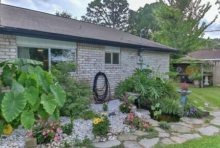 Seabrook Beach Getaway | 5 minutes from Kemah Boardwalk and NASA with a Private Pool - Seabrook, Texas