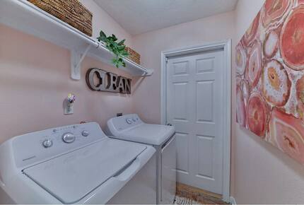 Seabrook Beach Getaway | 5 minutes from Kemah Boardwalk and NASA with a Private Pool - Seabrook, Texas