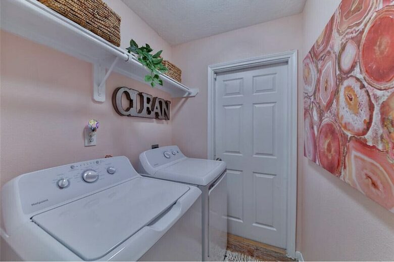 Seabrook Beach Getaway | 5 minutes from Kemah Boardwalk and NASA with a Private Pool - Seabrook, Texas