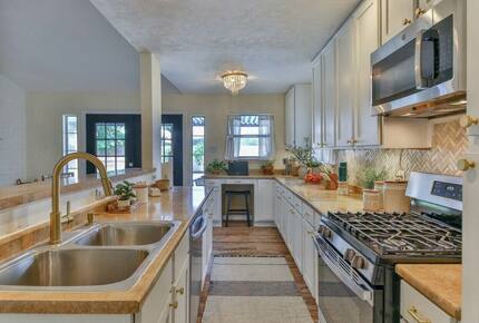 Seabrook Beach Getaway | 5 minutes from Kemah Boardwalk and NASA with a Private Pool - Seabrook, Texas