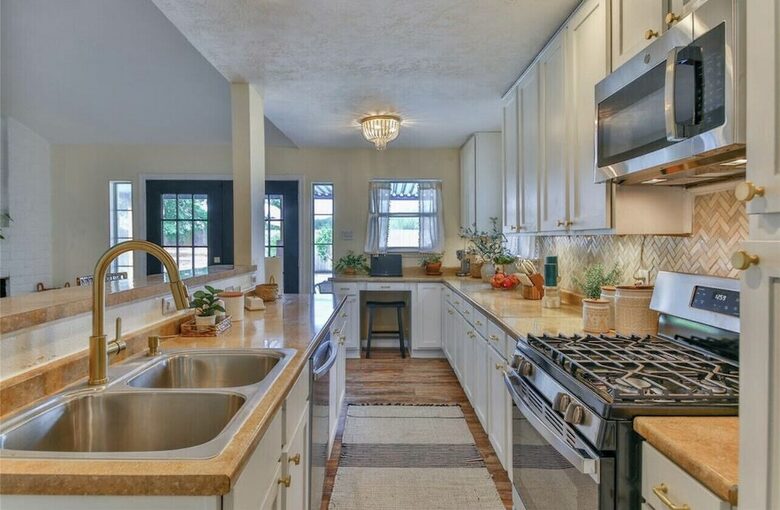 Seabrook Beach Getaway | 5 minutes from Kemah Boardwalk and NASA with a Private Pool - Seabrook, Texas