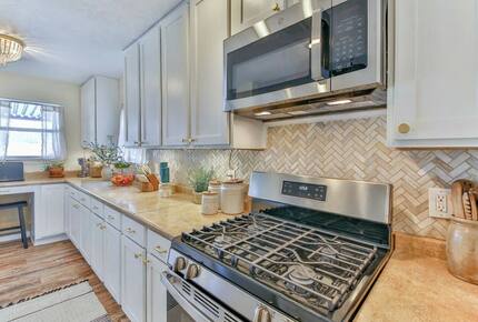 Seabrook Beach Getaway | 5 minutes from Kemah Boardwalk and NASA with a Private Pool - Seabrook, Texas