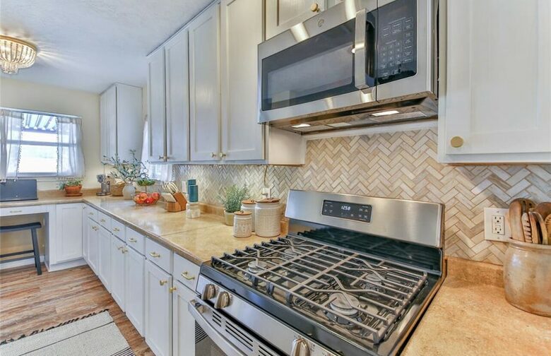 Seabrook Beach Getaway | 5 minutes from Kemah Boardwalk and NASA with a Private Pool - Seabrook, Texas