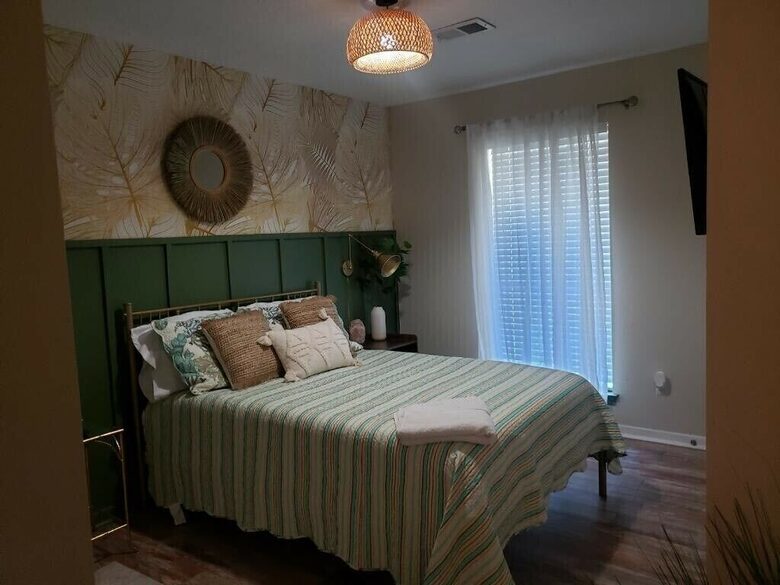 Seabrook Beach Getaway | 5 minutes from Kemah Boardwalk and NASA with a Private Pool - Seabrook, Texas