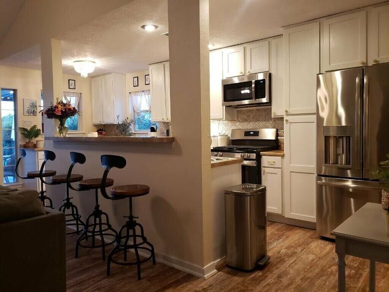 Seabrook Beach Getaway | 5 minutes from Kemah Boardwalk and NASA with a Private Pool - Seabrook, Texas