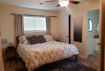 Seabrook Beach Getaway | 5 minutes from Kemah Boardwalk and NASA with a Private Pool - Seabrook, Texas