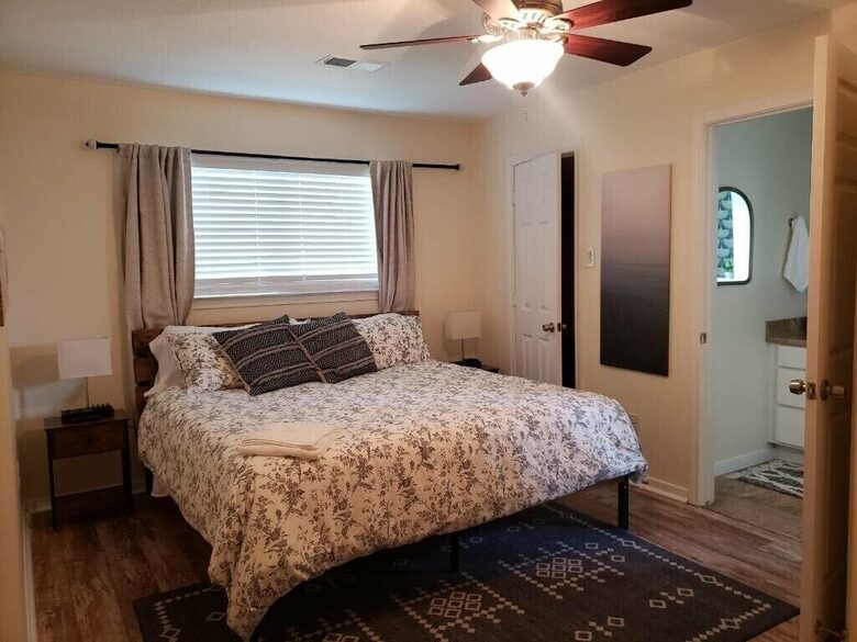 Seabrook Beach Getaway | 5 minutes from Kemah Boardwalk and NASA with a Private Pool - Seabrook, Texas