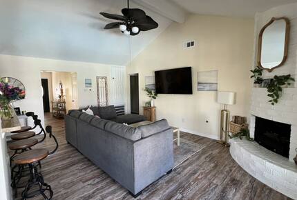 Seabrook Beach Getaway | 5 minutes from Kemah Boardwalk and NASA with a Private Pool - Seabrook, Texas