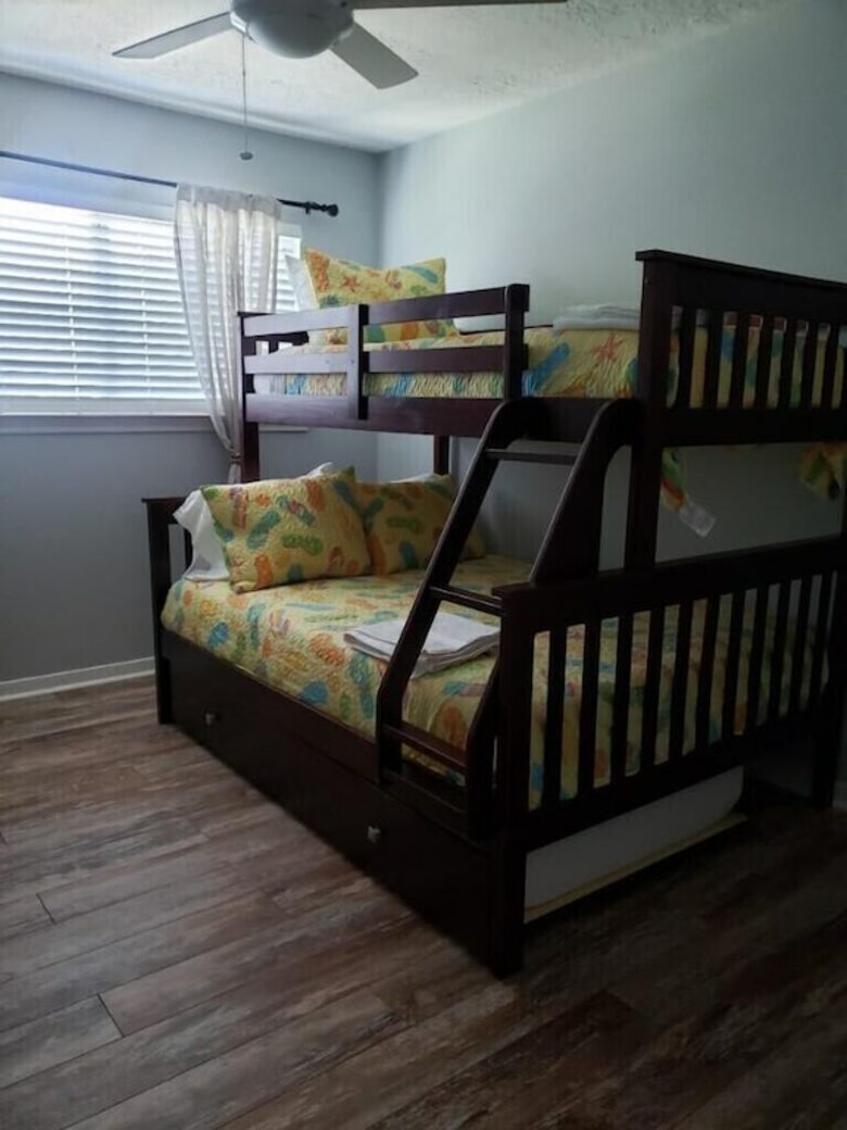 Seabrook Beach Getaway | 5 minutes from Kemah Boardwalk and NASA with a Private Pool - Seabrook, Texas