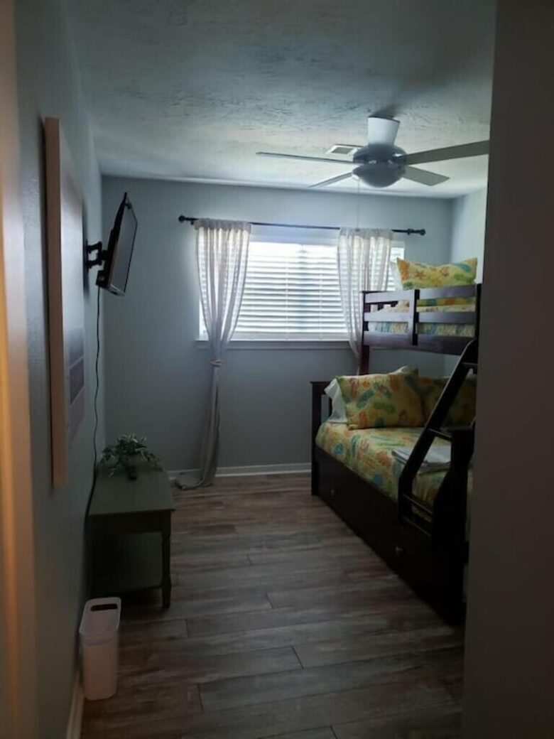 Seabrook Beach Getaway | 5 minutes from Kemah Boardwalk and NASA with a Private Pool - Seabrook, Texas