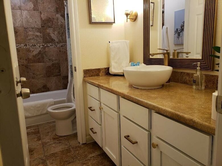 Seabrook Beach Getaway | 5 minutes from Kemah Boardwalk and NASA with a Private Pool - Seabrook, Texas