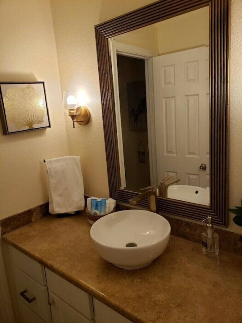 Seabrook Beach Getaway | 5 minutes from Kemah Boardwalk and NASA with a Private Pool - Seabrook, Texas